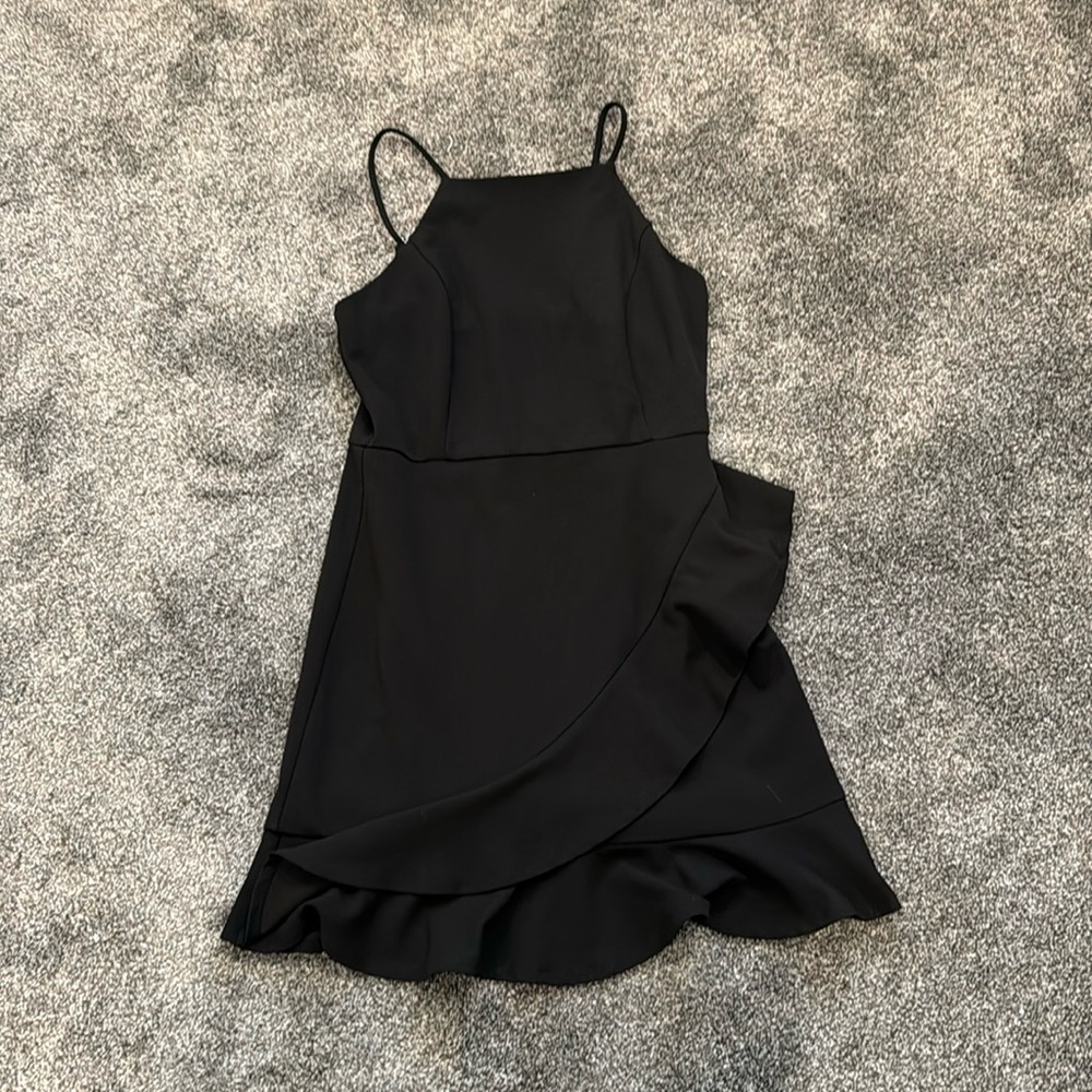 Lulu’s black mini dress